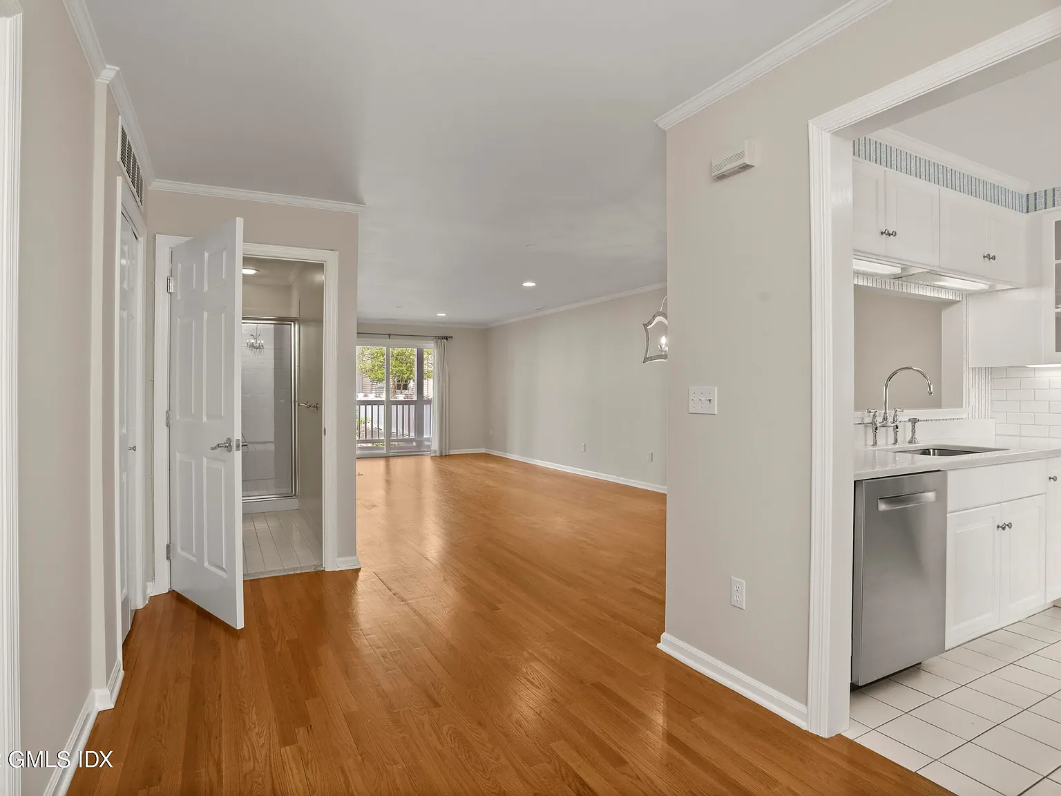 1 bed, 2.0 bath, 1123 sqft, $4,900 — Photo 2