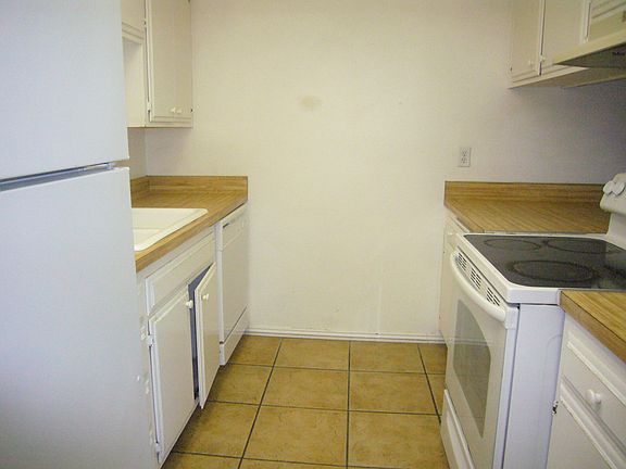 kitchen w/appliances