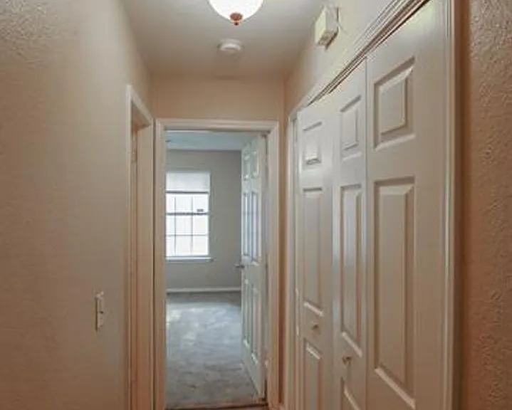 736 W Poplar St — Photo 7