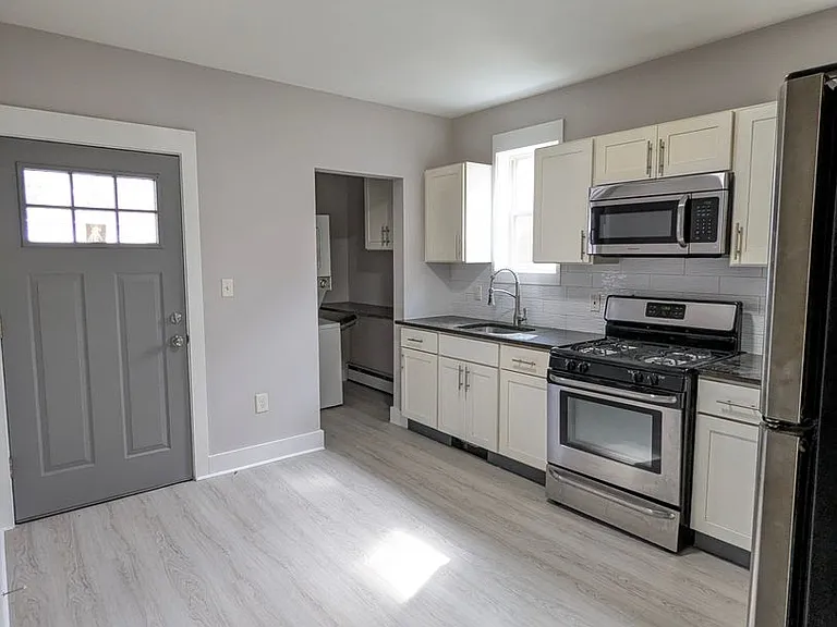 93 Robbins St — Photo 2