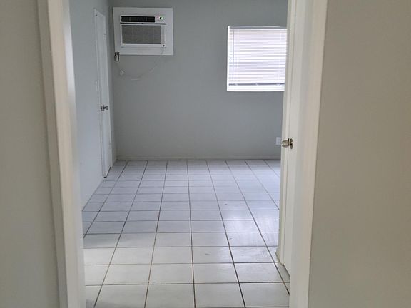 4th image of 16 NE 20th Ave Suite 3