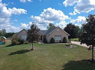 63 Lakecrest Blvd, Hinckley, OH 44233
