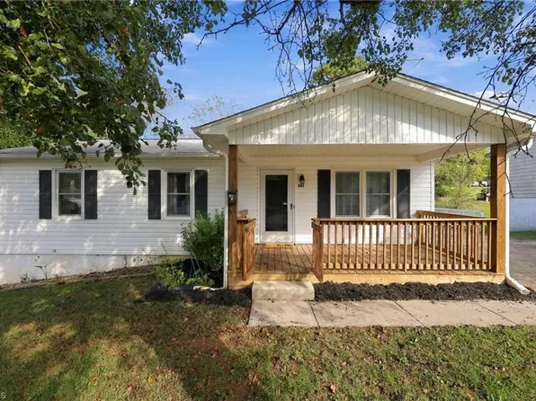 961 Newsome St, Mount Airy, NC 27030