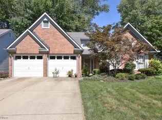 13 S Hampton Cir, Rocky River, OH 44116
