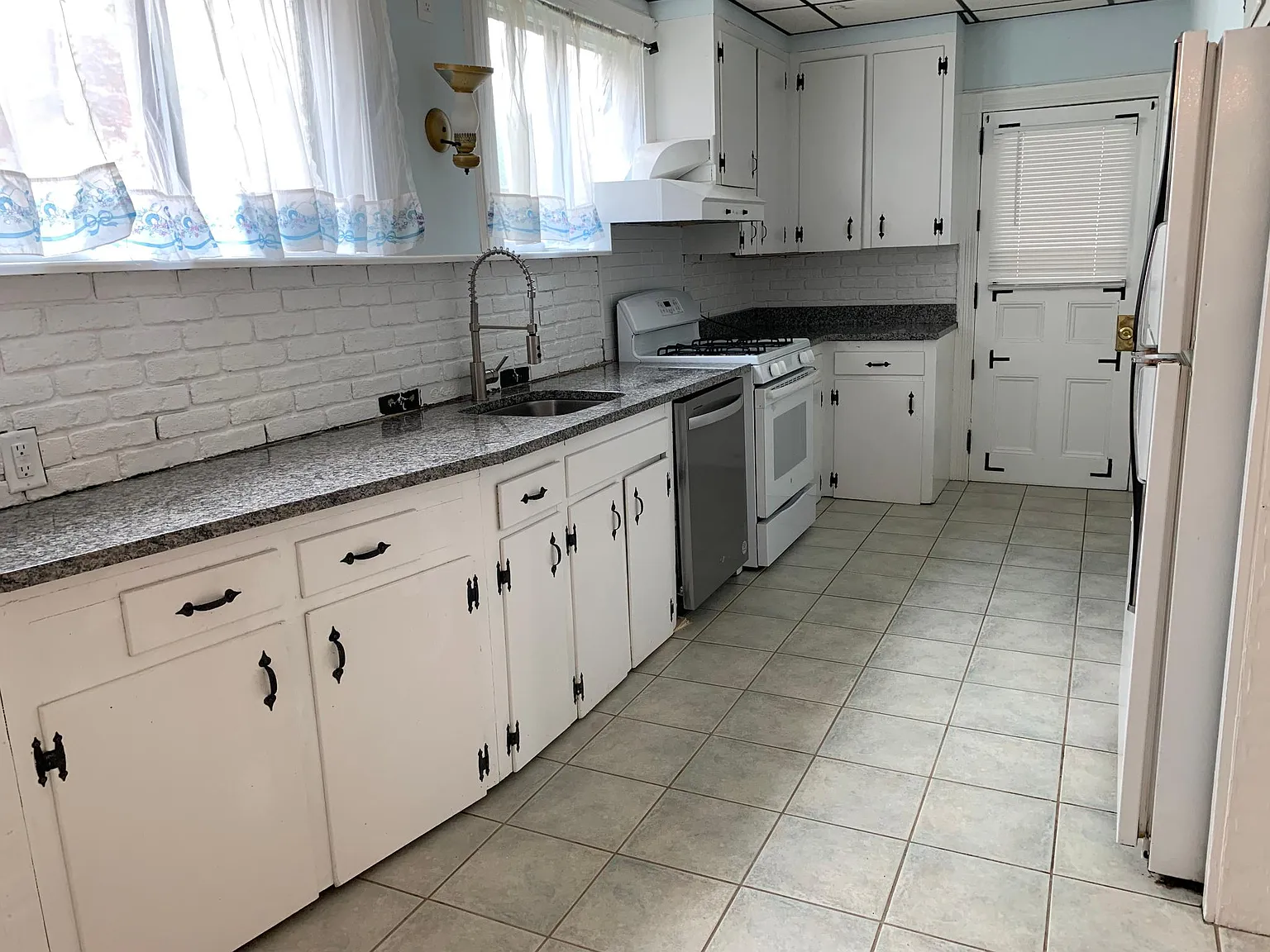 2 bed, $1,690 — Photo 2