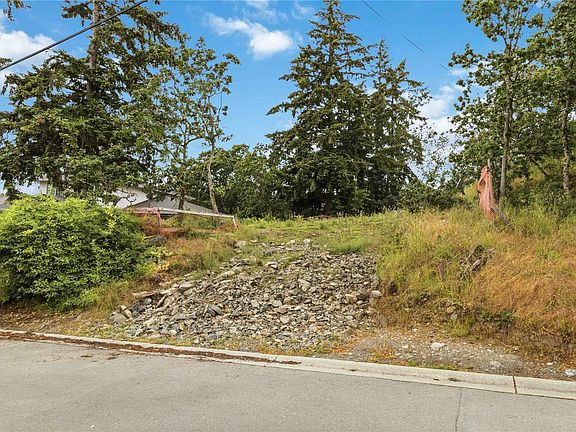4th image of 2204 Burnside Rd W