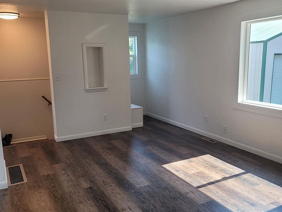 1st image of 19 Florine Ln