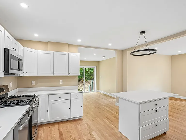 559 Winthrop St — Photo 7