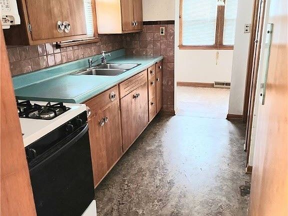 3rd image of 3095 W 136th St