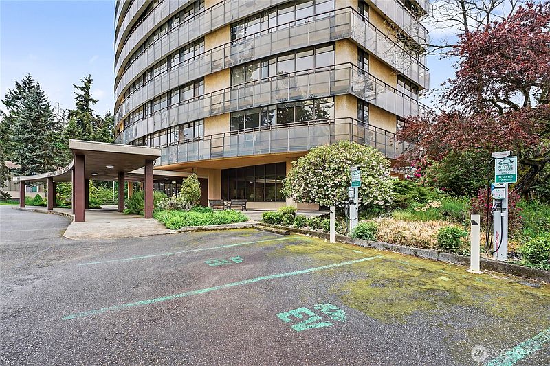 2nd image of 1910 Evergreen Park Drive SW #504