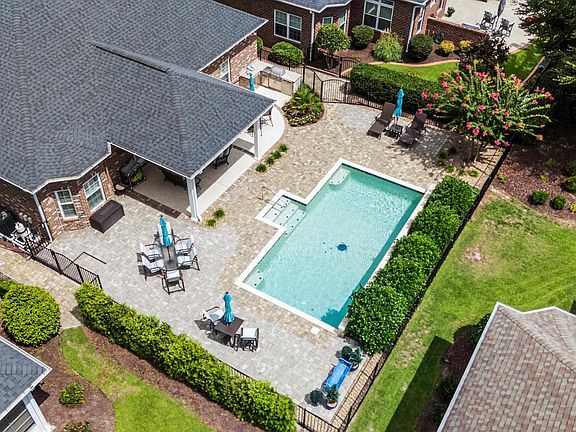 4th image of 724 Monterrosa Dr.
