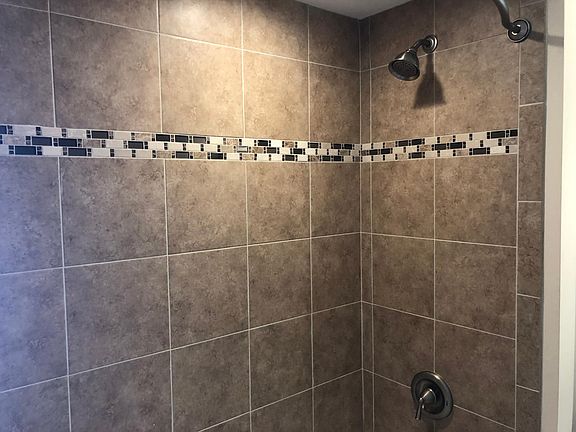 Tub/Shower in Full Bathroom