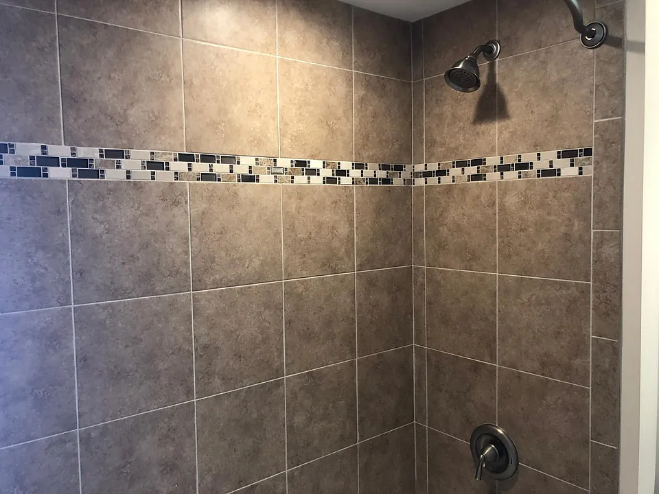 Tub/Shower in Full Bathroom