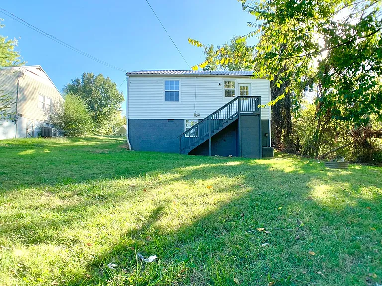 47 Maple St — Photo 16