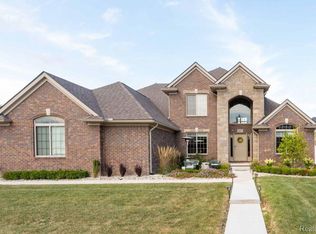 19477 Springbrook Dr, Macomb, MI 48044