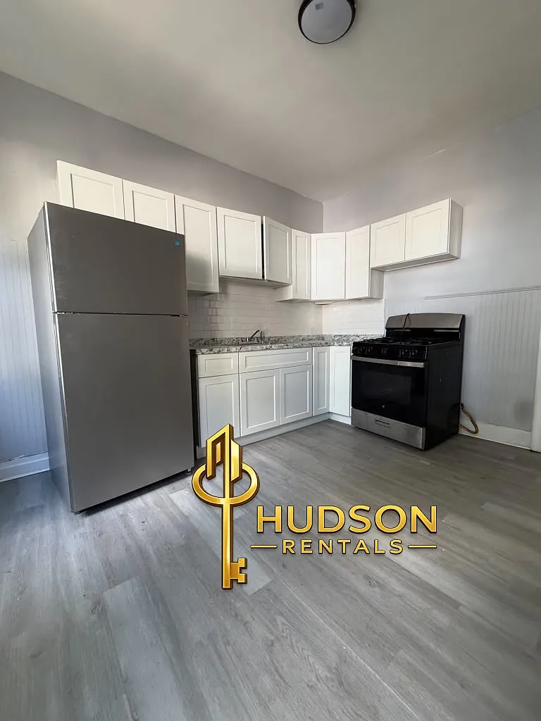 4 bed, 1200 sqft, $2,300 — Photo 1