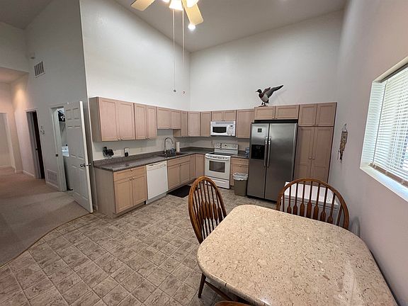 4th image of 590 Lakeshore Dr