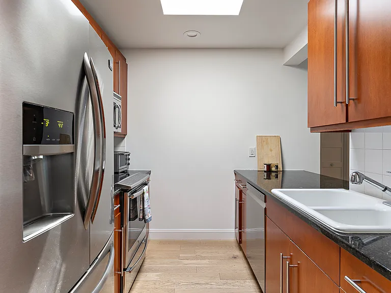 65 Chelsea St #403 — Photo 15