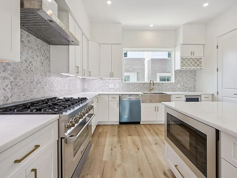 1034 W 17th St #B — Photo 6