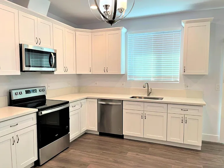 610 Santiago Ave — Photo 3