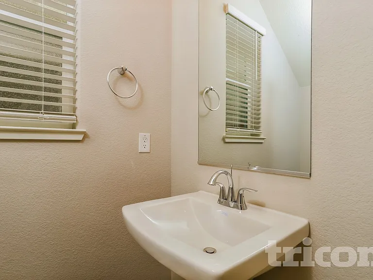 1232 Victorian St — Photo 6