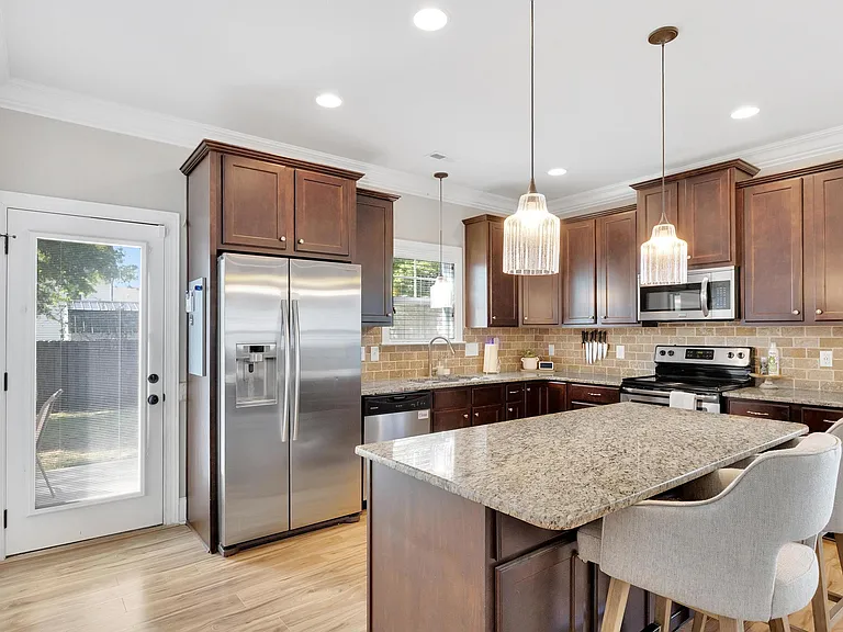 302 Huxton Ct — Photo 8