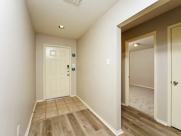 1209 Lambert Dr — Photo 3