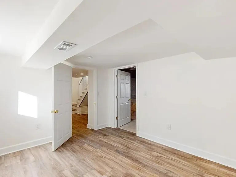 82 Ashlawn Dr — Photo 14