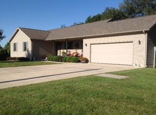 401 Wildwood Ln, Mechanicsburg, IL 62545