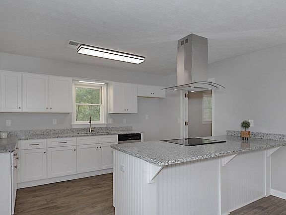 4th image of 2412 28th St