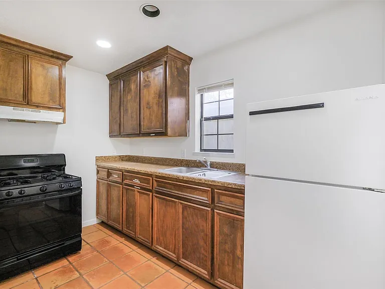 402 Bomar St — Photo 5