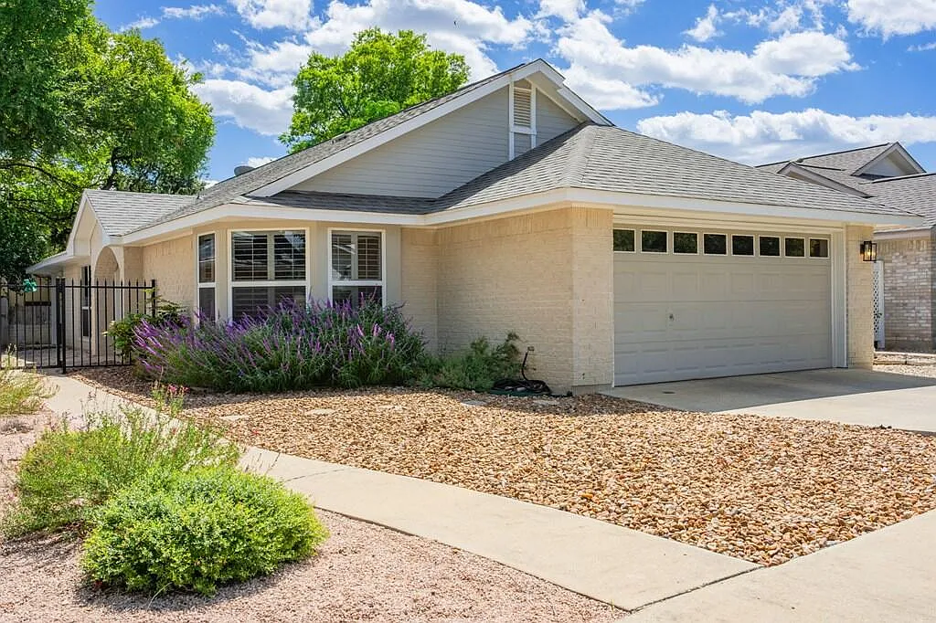 3 bed, 2.0 bath, 1644 sqft, $2,600 — Photo 1