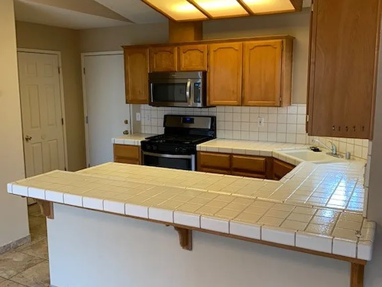 512 Windsor Dr — Photo 3