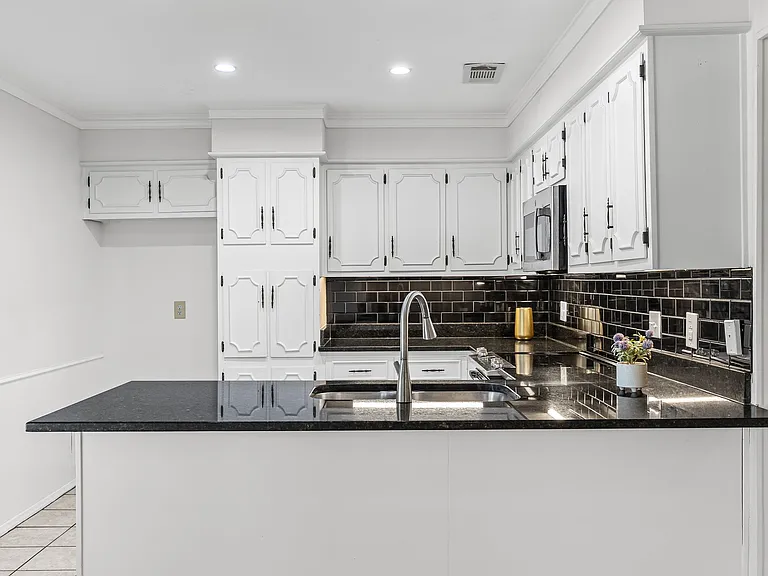 221 Azalea Dr — Photo 8