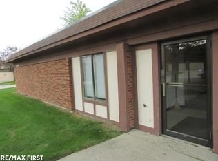 29900 N Grand Oaks Dr, Warren, MI 48092
