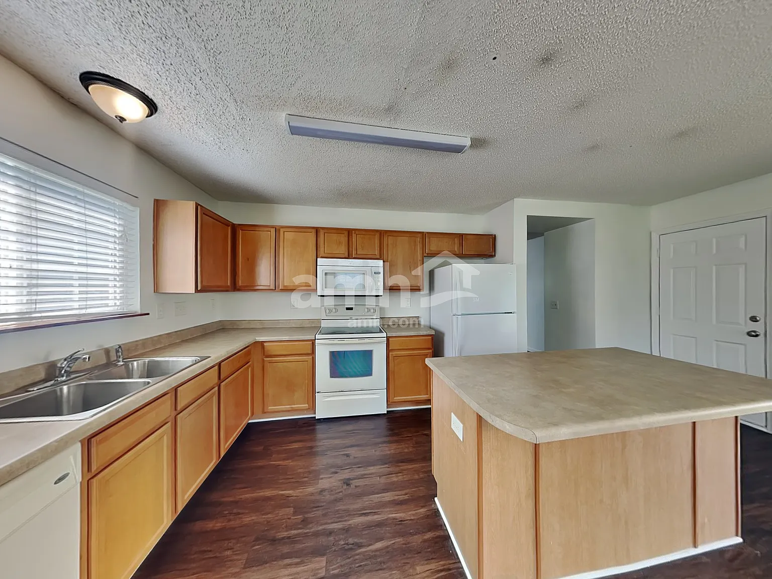 4 bed, 2.5 bath, 2044 sqft, $2,260 — Photo 3
