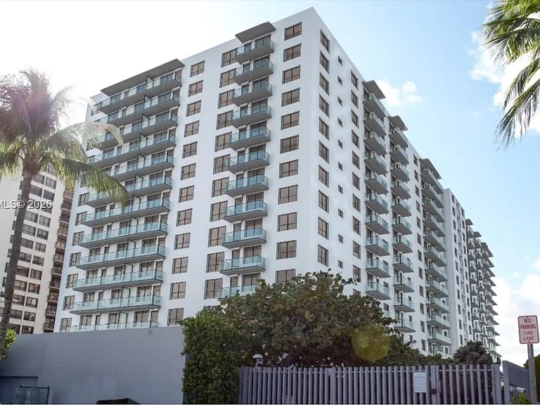 10185 Collins Ave #606 — Photo 9