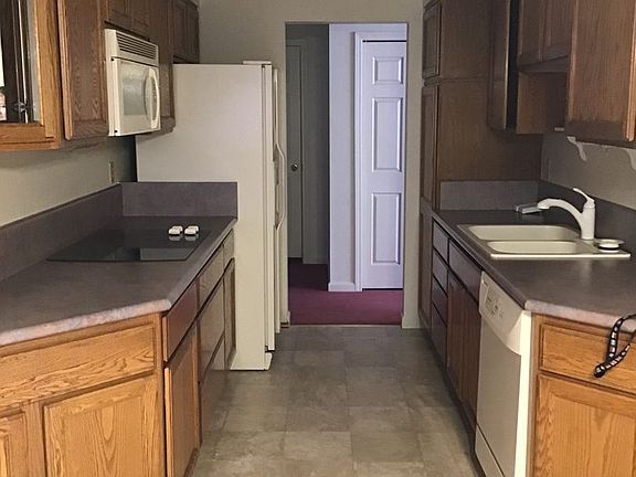4th image of 472 Chateau Dr