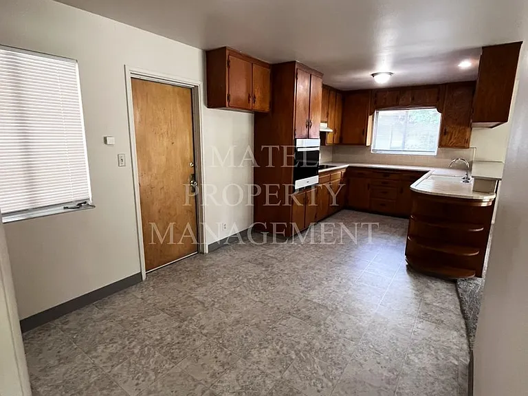 1701 Linwood Dr — Photo 4