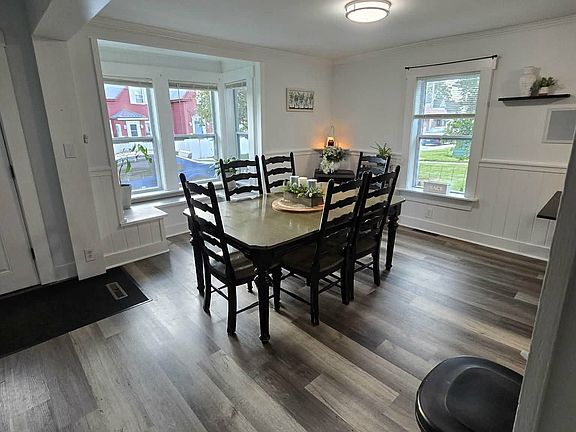 4th image of 61 Autumn St