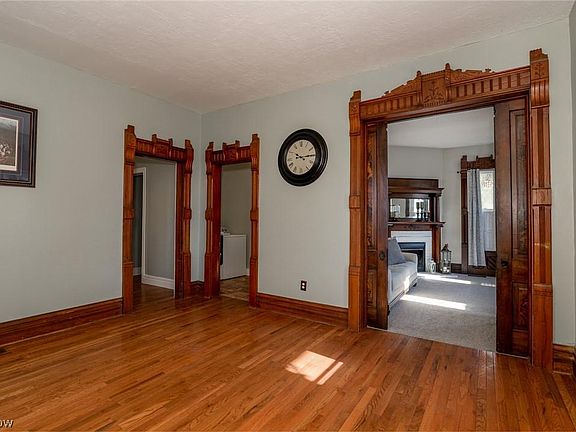 3rd image of 307 Medina St