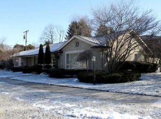 25710 Salem Rd, Huntington Woods, MI 48070