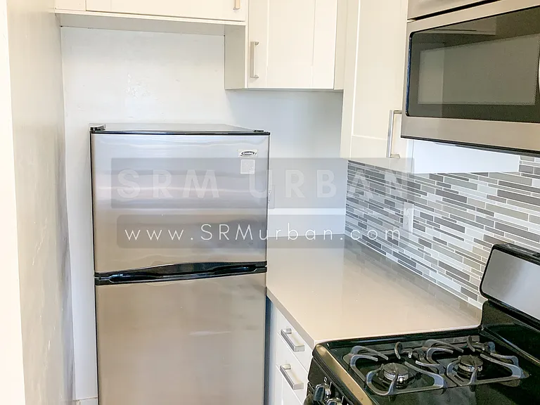 2027 Front St #10 — Photo 3