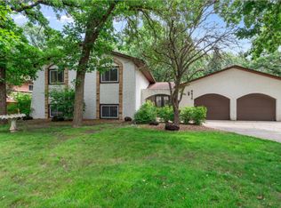 8415 Knollwood Dr, Mounds View, MN 55112