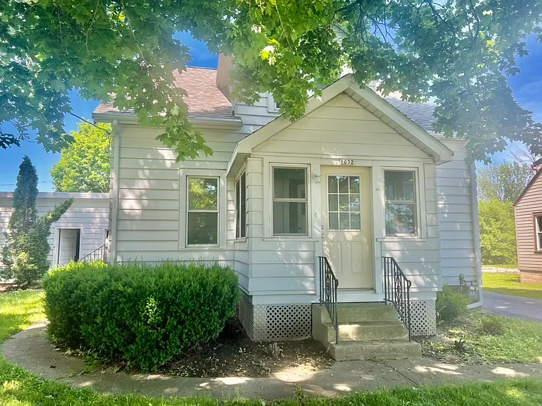 1032 N Rapids Rd — Photo 3