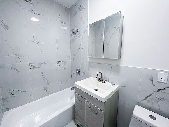 5th image of 909 Dekalb Ave #2E