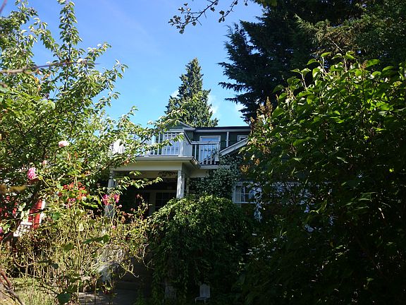 3rd image of 882 E Gwinn Pl