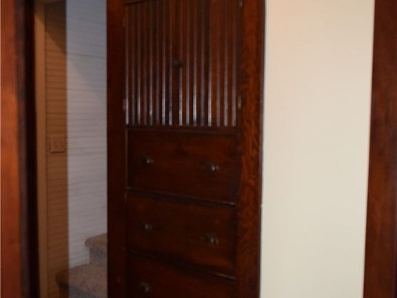 5th image of 238 Alder St