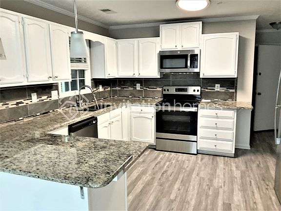 3rd image of 2131 Crescentview Dr