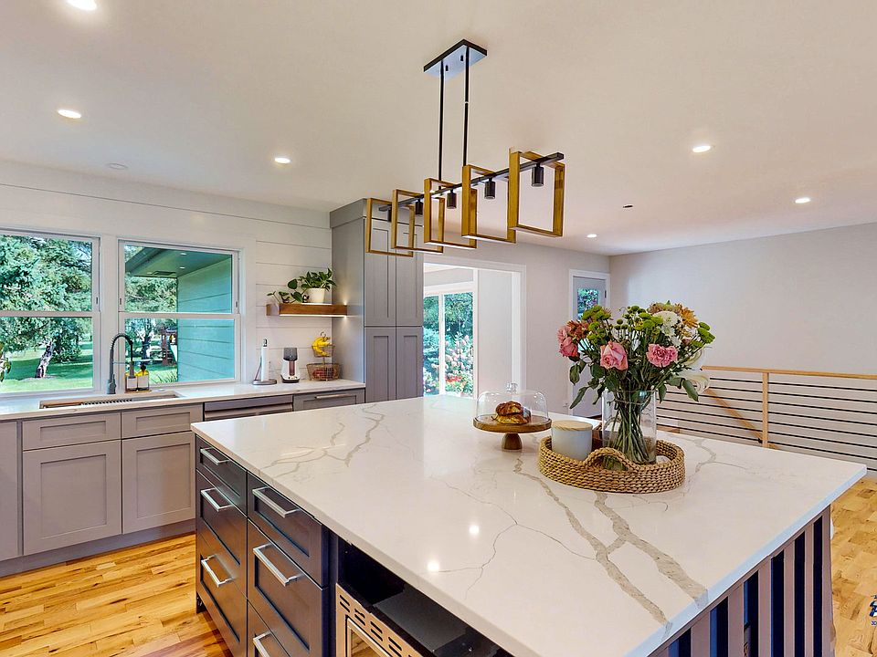 2nd image of 584 Gaslight Dr